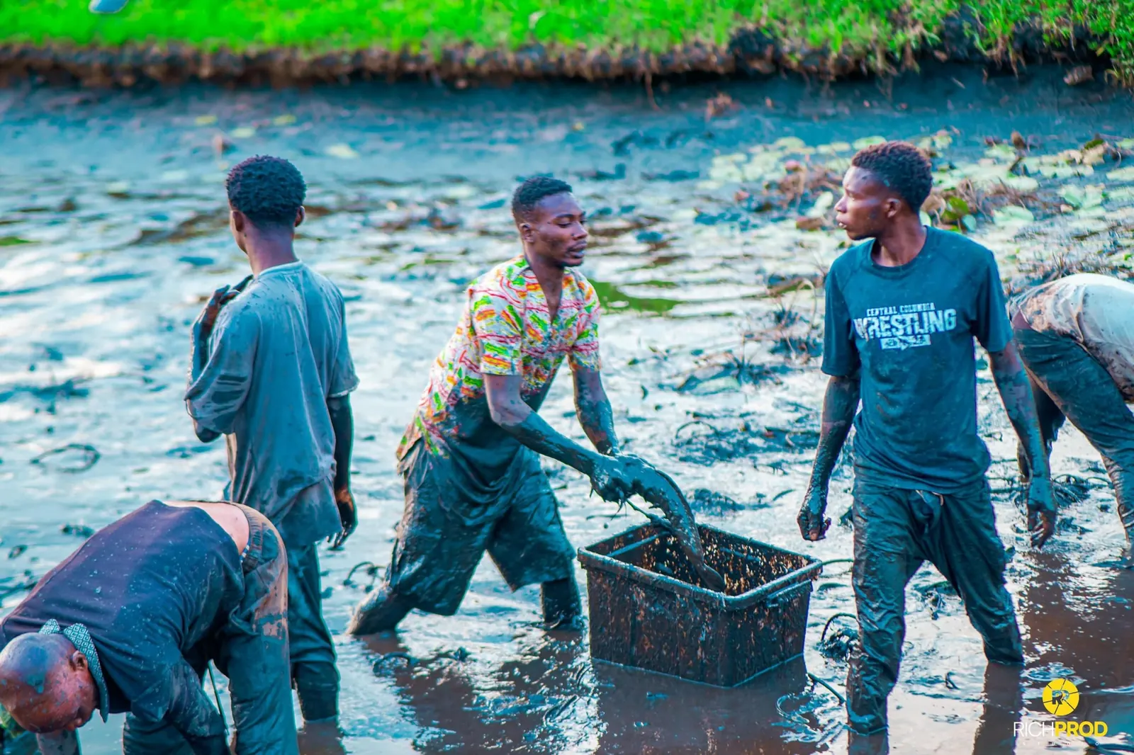 Travail d'equipe en pisciculture